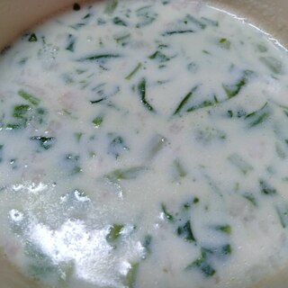 ベーコン菊菜小松菜の牛乳コンソメスープ